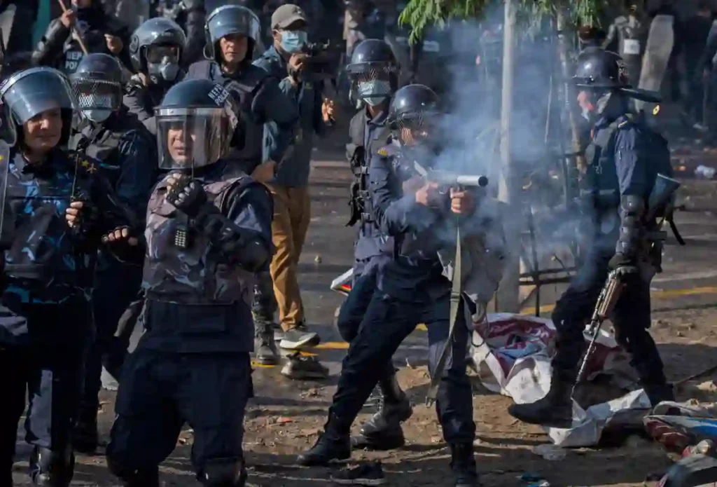 Nepal Protest 2025 राजधानी काठमांडू की सड़कों पर प्रदर्शन करते लोग