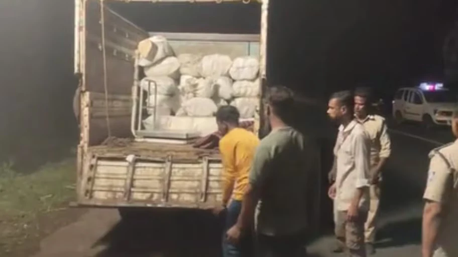 छिंदवाड़ा: सिंगोड़ी-अमरवाड़ा मार्ग पर 320.8 किलो गांजा जब्त, 7 आरोपी पकड़े गए; कार पर मिला MLA पास